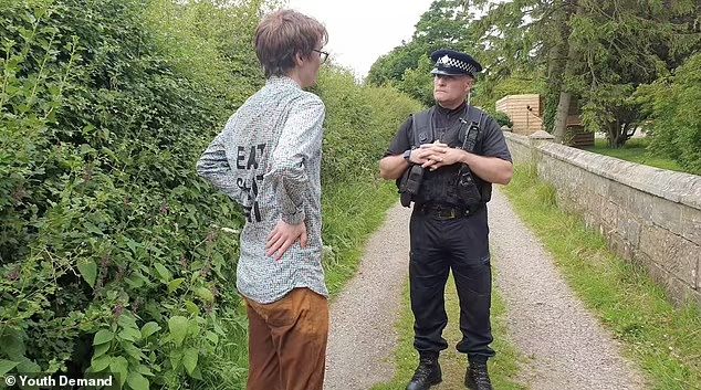 【视频】称送保守党“临别礼物” 4男闯英国首相住宅便溺